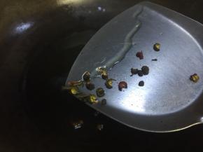 热锅倒入油，六成热时放入花椒