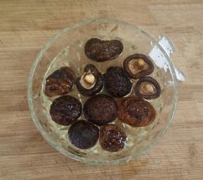 把香菇提前泡开，对半切开备用。