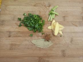 准备好葱姜八角香叶(喜欢的可以加些干辣椒。