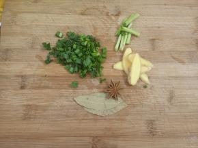 准备好葱姜八角香叶(喜欢的可以加些干辣椒。