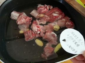 排骨冷水下锅，加入姜片和一勺的料酒焯水个七八分钟，捞出来。