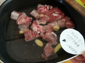 排骨冷水下锅，加入姜片和一勺的料酒焯水个七八分钟，捞出来。