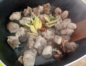 下姜片，葱白，八角，香叶炒香。