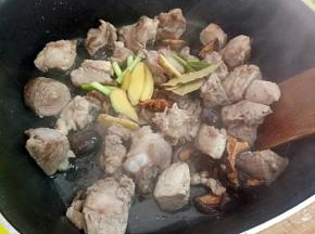下姜片，葱白，八角，香叶炒香。