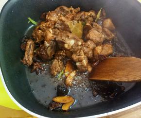 加入生抽，老抽，白糖调味。