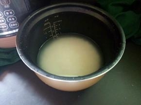 在把大米洗净，加入一比一的清水。