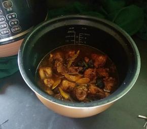 倒入排骨，按煮饭即可。