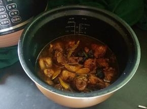 倒入排骨，按煮饭即可。