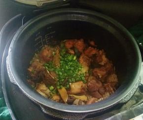 好了之后加入葱花拌匀即可。