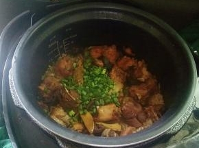 好了之后加入葱花拌匀即可。