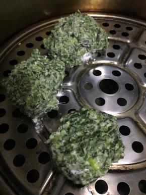 篦子上抹一层油，将菜馍团成团，放到锅内蒸，水开后再蒸15分钟。