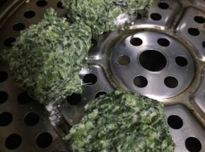 篦子上抹一层油，将菜馍团成团，放到锅内蒸，水开后再蒸15分钟。