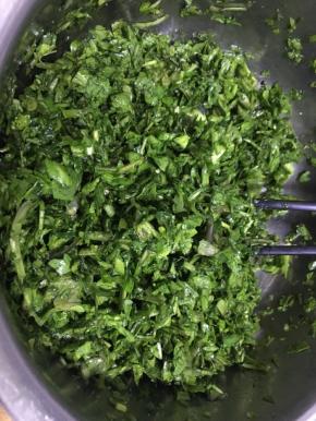 荠菜洗净，一定多洗几次，泥很多。切沫后撒入一丢丢碱面（保持菜的绿色，不要多，要不然会苦），然后撒入一些盐，腌5分钟等待出水。