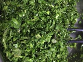 荠菜洗净，一定多洗几次，泥很多。切沫后撒入一丢丢碱面（保持菜的绿色，不要多，要不然会苦），然后撒入一些盐，腌5分钟等待出水。