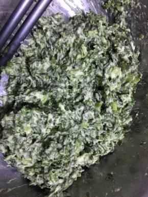 撒入面粉，喜欢吃干的多放点，不喜欢少放点面粉，搅拌均匀。