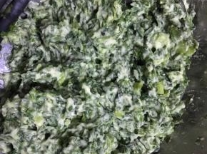 撒入面粉，喜欢吃干的多放点，不喜欢少放点面粉，搅拌均匀。