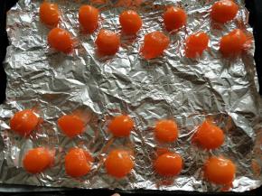 咸蛋黄提前用玉米油浸泡一晚。