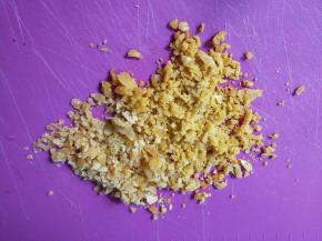 蛋黄冷却后用刀切碎。