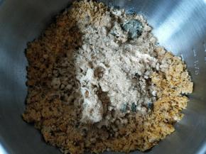 肉松用手搓散，我用的是买的海苔肉松，加入切碎的咸蛋黄混合均匀。