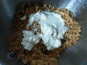 加入沙拉酱拌匀成团。