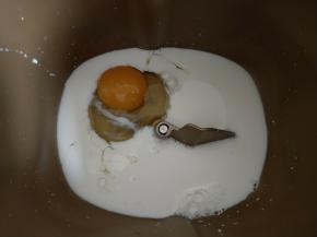 面包机先放入鸡蛋和牛奶。