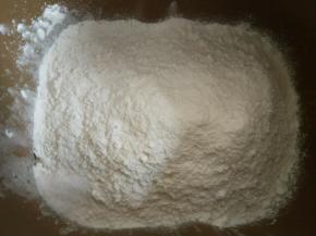 对角放盐和糖，再加入高筋面粉。