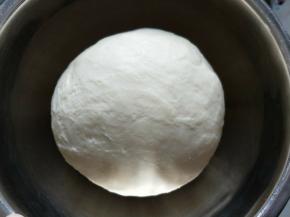 启动揉面程序10分钟，揉成光滑不粘手的面团，盖保鲜膜放入冰箱冷藏一小时。