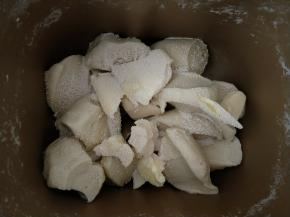 冷藏好后面团剪小块，加入黄油和酵母，启动揉面程序30分钟。