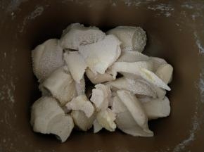 冷藏好后面团剪小块，加入黄油和酵母，启动揉面程序30分钟。