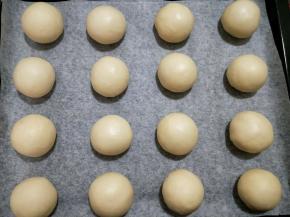 依次包好16个放入垫有油纸的烤盘，放入烤箱发酵，温度35度，发酵时间1小时，旁边放一碗热水。