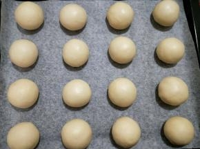 依次包好16个放入垫有油纸的烤盘，放入烤箱发酵，温度35度，发酵时间1小时，旁边放一碗热水。