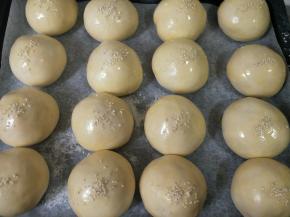 表面撒少许白芝麻。