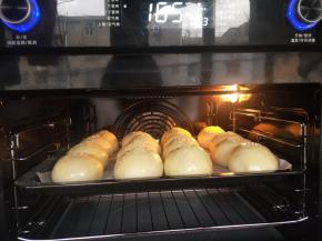 入预热好的烤箱170度中层烤20分钟。8分钟左右注意加盖锡纸。