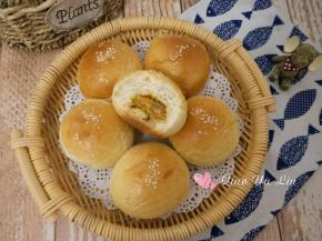 咸蛋黄肉松馅小面包。