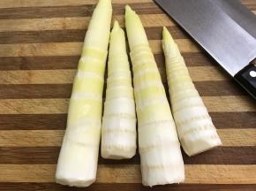 剥去笋壳。