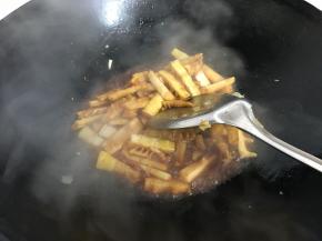 炒匀后加入少许开水。