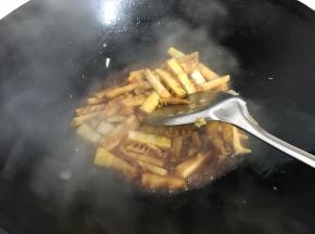 炒匀后加入少许开水。