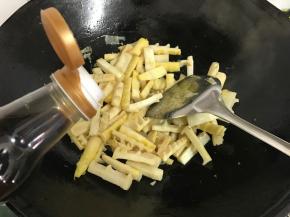 炒均匀后加入生抽。