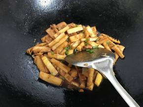 收汁后撒入香葱，即可熄火。