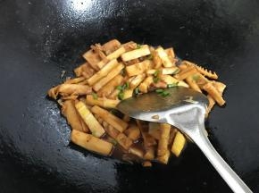 收汁后撒入香葱，即可熄火。