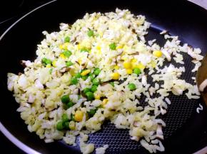 蛋液凝固加入豌豆粒玉米粒香菇翻炒两分钟