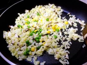 蛋液凝固加入豌豆粒玉米粒香菇翻炒两分钟