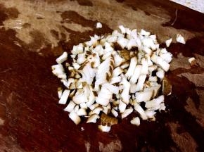 香菇洗净切碎
