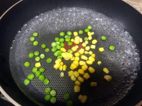 玉米粒豌豆粒焯水备用