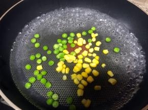 玉米粒豌豆粒焯水备用