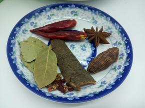 准备香料，大料一粒，香叶2片，桂皮少许，草果一个干辣椒2个，花椒15粒