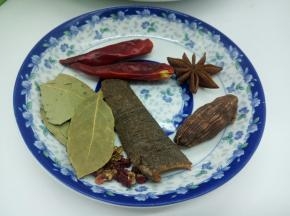 准备香料，大料一粒，香叶2片，桂皮少许，草果一个干辣椒2个，花椒15粒