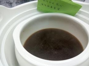 电炖锅放水，内胆放汤汁一碗（汤汁是卤牛肉留下的）