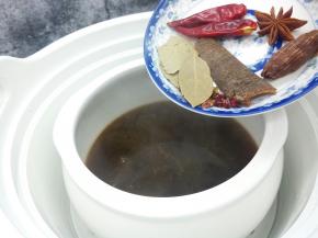 把香料放入内胆