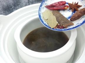 把香料放入内胆